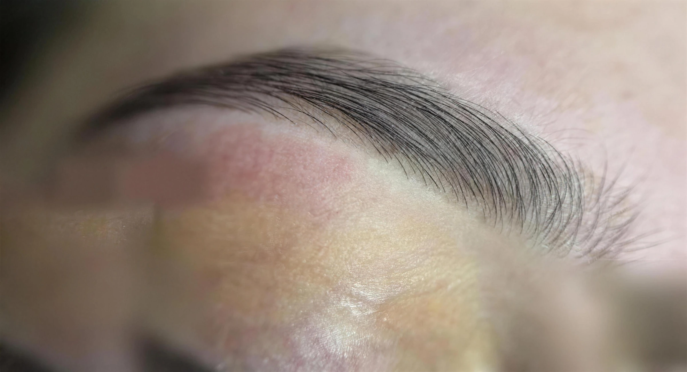 Sprâncene aranjate după tratament la Prestige Beauty Salon Suceava